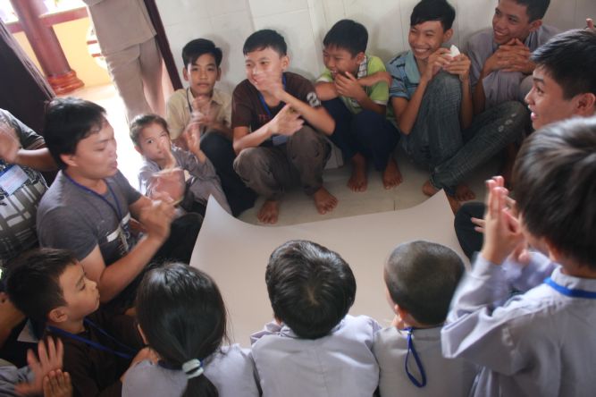 Tiền Giang: Cuộc thi tự họa về gia đình yêu thương tại khóa tu “Vươn tới những ước mơ”