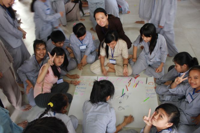 Tiền Giang: Cuộc thi tự họa về gia đình yêu thương tại khóa tu “Vươn tới những ước mơ”