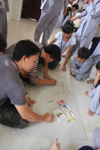 Tiền Giang: Cuộc thi tự họa về gia đình yêu thương tại khóa tu “Vươn tới những ước mơ”