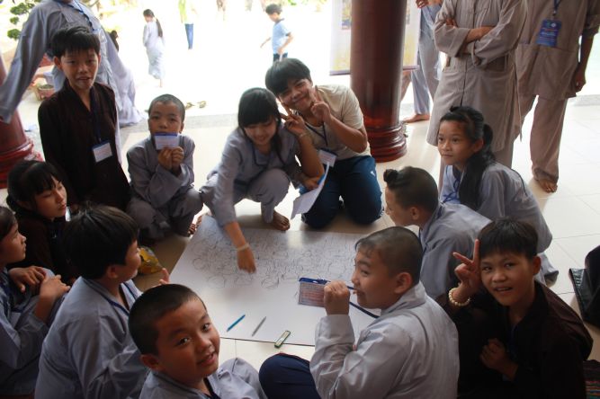 Tiền Giang: Cuộc thi tự họa về gia đình yêu thương tại khóa tu “Vươn tới những ước mơ”