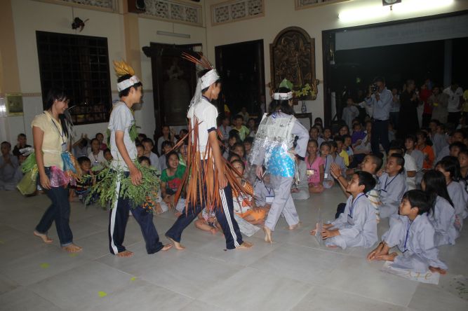 Tiền Giang: Đêm biểu diễn thời trang và văn nghệ tại khóa tu “Vươn tới những ước mơ”
