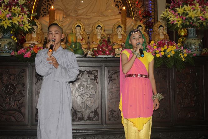 Tiền Giang: Đêm biểu diễn thời trang và văn nghệ tại khóa tu “Vươn tới những ước mơ”