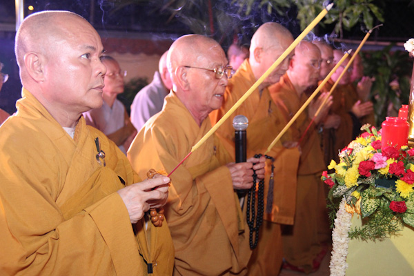 TP.HCM: Thắp sáng 7 đón hoa sen khổng lồ đón mừng Đại Lễ Phật Đản