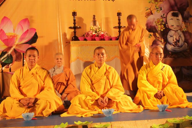 Bến Tre: Đốt đèn trời thương nhớ về cha mẹ tại khóa tu “Thắp sáng niềm tin”