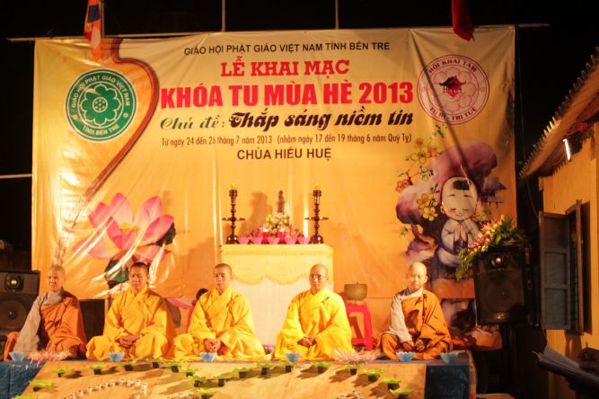 Bến Tre: Đốt đèn trời thương nhớ về cha mẹ tại khóa tu “Thắp sáng niềm tin”