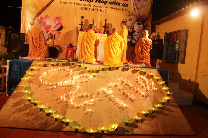 Bến Tre: Đốt đèn trời thương nhớ về cha mẹ tại khóa tu “Thắp sáng niềm tin”
