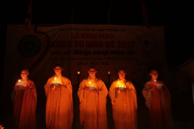 Bến Tre: Đốt đèn trời thương nhớ về cha mẹ tại khóa tu “Thắp sáng niềm tin”