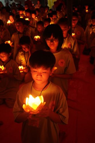 Bến Tre: Đốt đèn trời thương nhớ về cha mẹ tại khóa tu “Thắp sáng niềm tin”