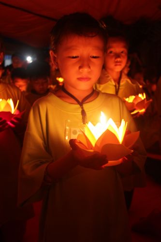 Bến Tre: Đốt đèn trời thương nhớ về cha mẹ tại khóa tu “Thắp sáng niềm tin”