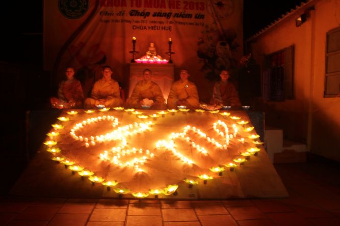 Bến Tre: Đốt đèn trời thương nhớ về cha mẹ tại khóa tu “Thắp sáng niềm tin”