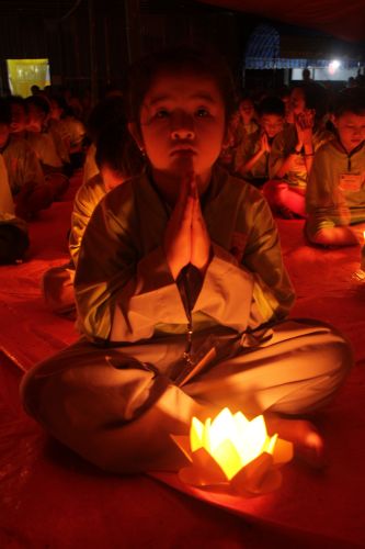 Bến Tre: Đốt đèn trời thương nhớ về cha mẹ tại khóa tu “Thắp sáng niềm tin”