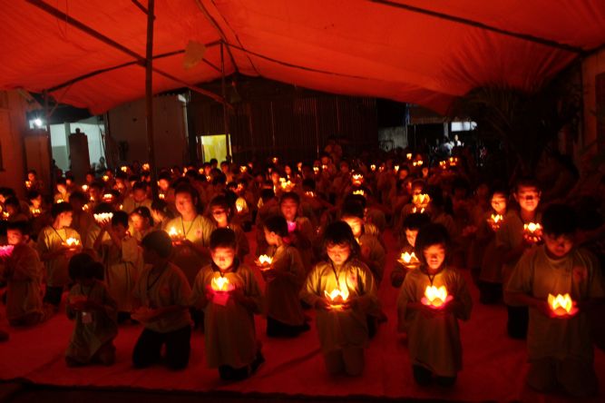 Bến Tre: Đốt đèn trời thương nhớ về cha mẹ tại khóa tu “Thắp sáng niềm tin”