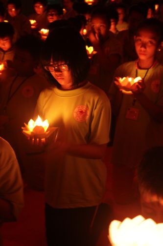 Bến Tre: Đốt đèn trời thương nhớ về cha mẹ tại khóa tu “Thắp sáng niềm tin”