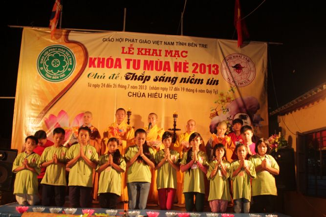 Bến Tre: Đốt đèn trời thương nhớ về cha mẹ tại khóa tu “Thắp sáng niềm tin”
