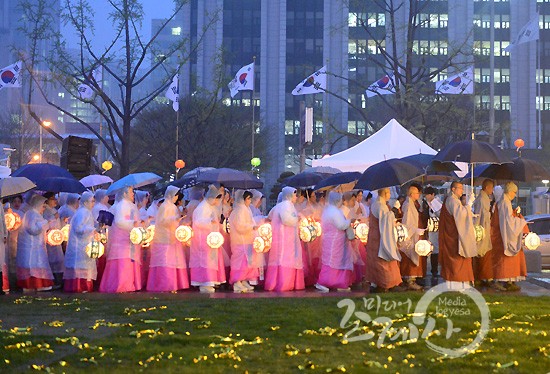 Hàn Quốc: Bảo Tháp Thích Ca bừng lên ánh lửa Từ bi Trí tuệ