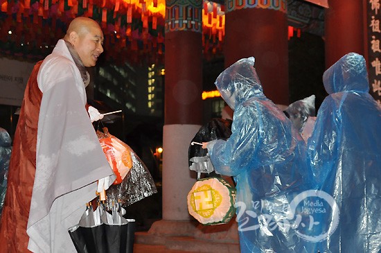 Hàn Quốc: Bảo Tháp Thích Ca bừng lên ánh lửa Từ bi Trí tuệ