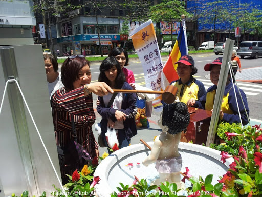 Đài Loan: Chùm ảnh ‘nóng’ chương trình Tắm Phật lưu động