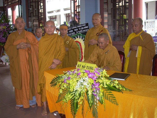Chùm ảnh: Các đoàn viếng ĐLHT. Thích Từ Nhơn buổi chiều ngày thứ hai 27/4