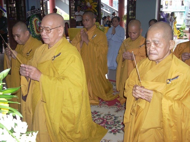 Chùm ảnh: Các đoàn viếng ĐLHT. Thích Từ Nhơn buổi chiều ngày thứ hai 27/4