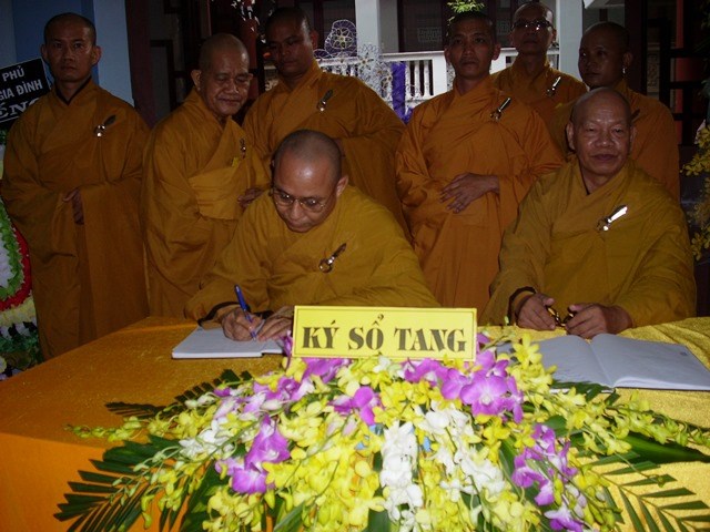 Chùm ảnh: Các đoàn viếng ĐLHT. Thích Từ Nhơn buổi chiều ngày thứ hai 27/4