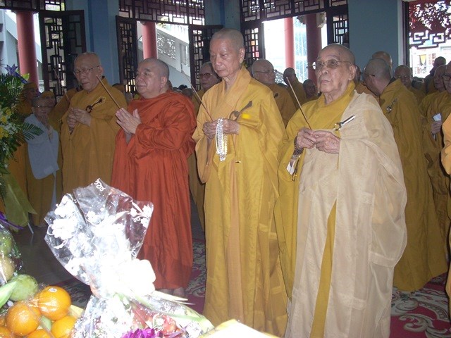 Chùm ảnh: Các đoàn viếng ĐLHT. Thích Từ Nhơn buổi chiều ngày thứ hai 27/4