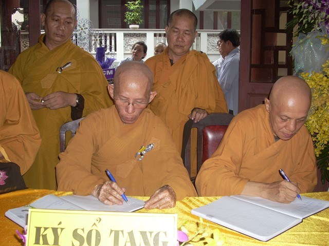 Chùm ảnh: Các đoàn viếng ĐLHT. Thích Từ Nhơn buổi chiều ngày thứ hai 27/4