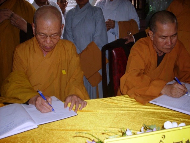 Chùm ảnh: Các đoàn viếng ĐLHT. Thích Từ Nhơn buổi chiều ngày thứ hai 27/4