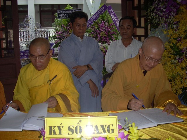 Chùm ảnh: Các đoàn viếng ĐLHT. Thích Từ Nhơn buổi chiều ngày thứ hai 27/4