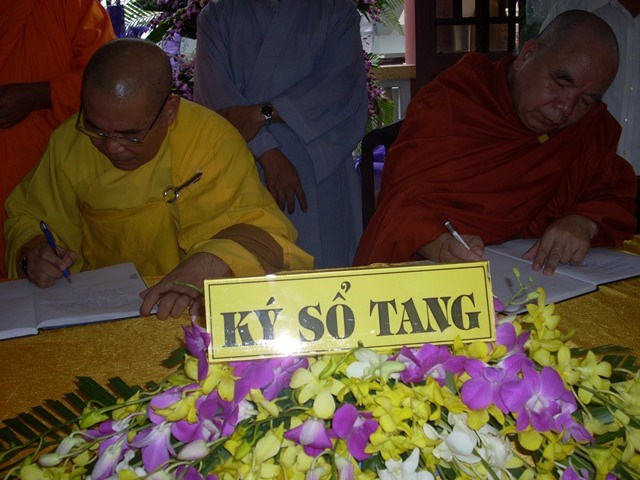 Chùm ảnh: Các đoàn viếng ĐLHT. Thích Từ Nhơn buổi chiều ngày thứ hai 27/4