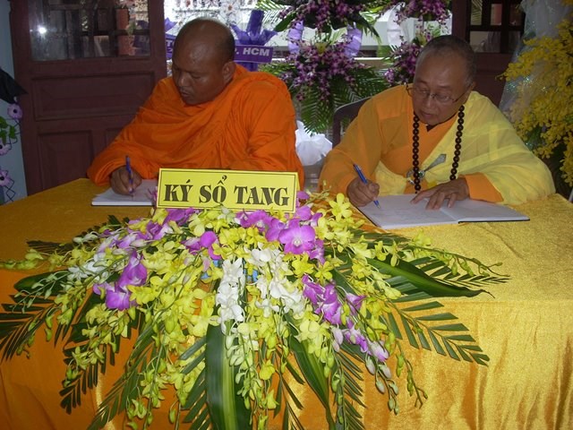 Chùm ảnh: Các đoàn viếng ĐLHT. Thích Từ Nhơn buổi chiều ngày thứ hai 27/4