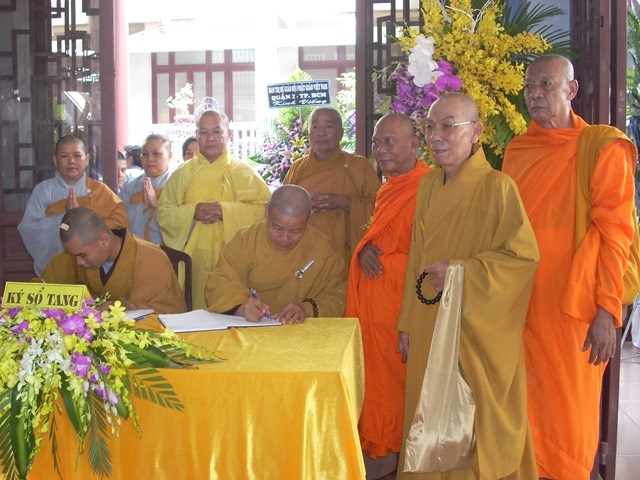 Chùm ảnh: Các đoàn viếng ĐLHT. Thích Từ Nhơn buổi chiều ngày thứ hai 27/4