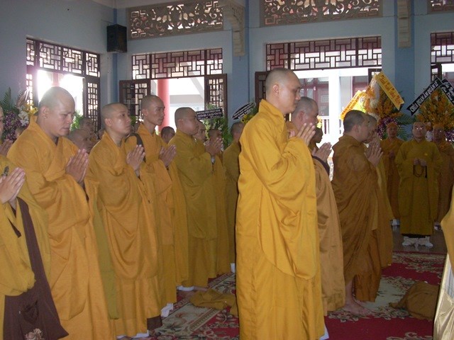 Chùm ảnh: Các đoàn viếng ĐLHT. Thích Từ Nhơn buổi chiều ngày thứ hai 27/4