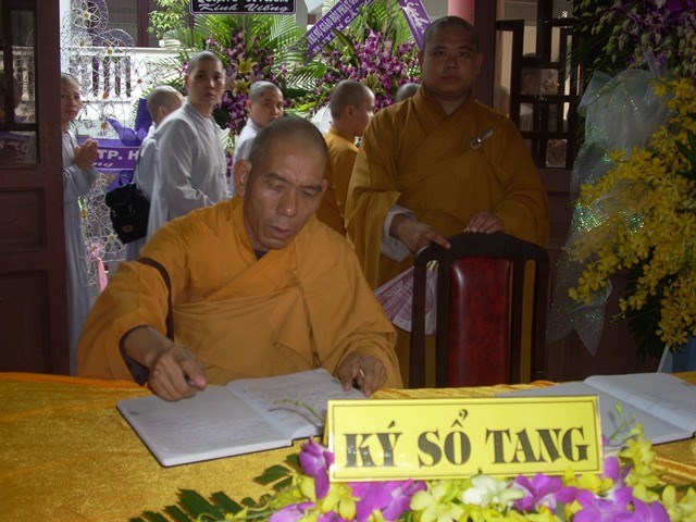 Chùm ảnh: Các đoàn viếng ĐLHT. Thích Từ Nhơn buổi chiều ngày thứ hai 27/4