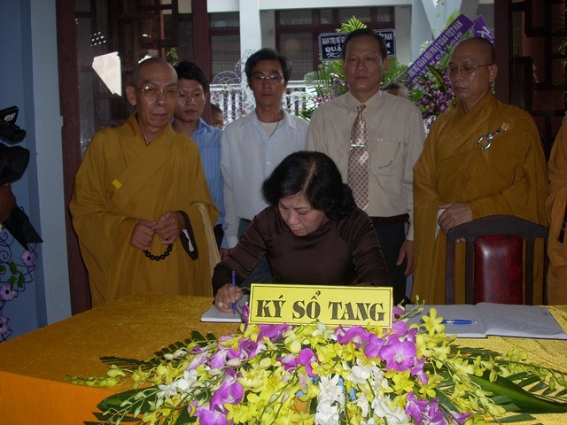 Chùm ảnh: Các đoàn viếng ĐLHT. Thích Từ Nhơn buổi chiều ngày thứ hai 27/4