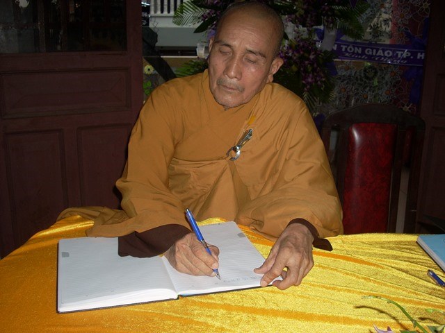 Chùm ảnh: Các đoàn viếng ĐLHT. Thích Từ Nhơn buổi chiều ngày thứ hai 27/4