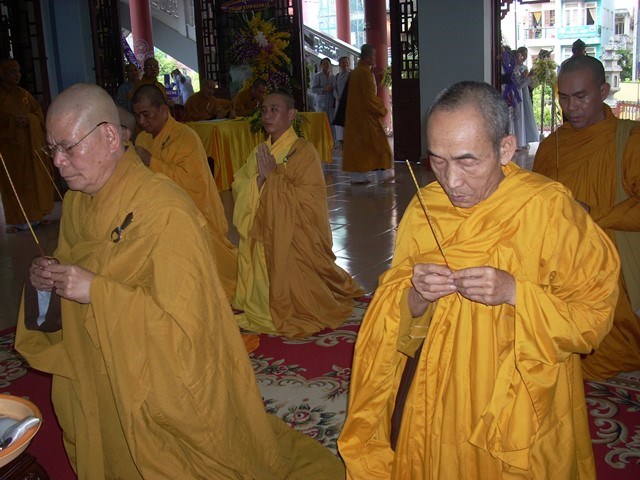 Chùm ảnh: Các đoàn viếng ĐLHT. Thích Từ Nhơn buổi chiều ngày thứ hai 27/4