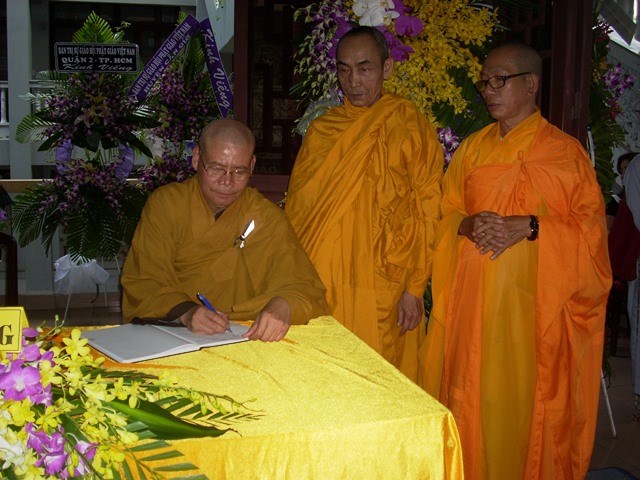 Chùm ảnh: Các đoàn viếng ĐLHT. Thích Từ Nhơn buổi chiều ngày thứ hai 27/4