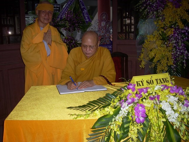 Chùm ảnh: Các đoàn viếng ĐLHT. Thích Từ Nhơn buổi chiều ngày thứ hai 27/4