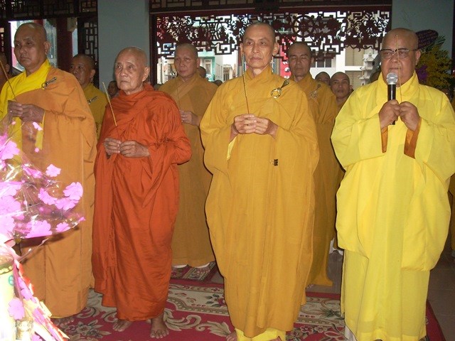 Chùm ảnh: Các đoàn viếng ĐLHT. Thích Từ Nhơn buổi chiều ngày thứ hai 27/4