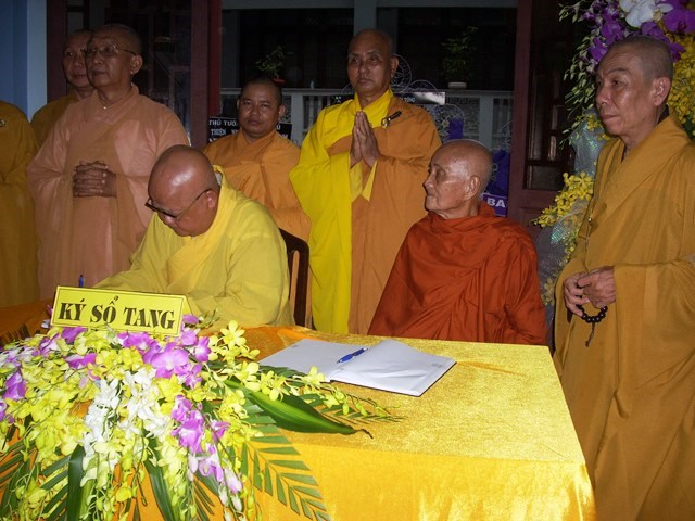 Chùm ảnh: Các đoàn viếng ĐLHT. Thích Từ Nhơn buổi chiều ngày thứ hai 27/4