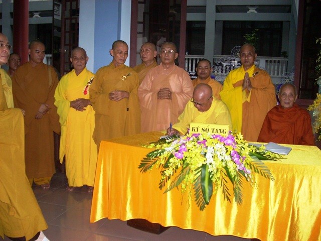 Chùm ảnh: Các đoàn viếng ĐLHT. Thích Từ Nhơn buổi chiều ngày thứ hai 27/4