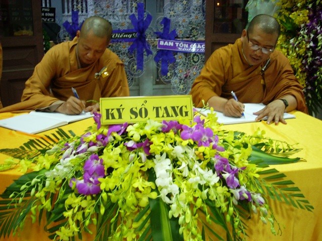 Chùm ảnh: Các đoàn viếng ĐLHT. Thích Từ Nhơn buổi chiều ngày thứ hai 27/4