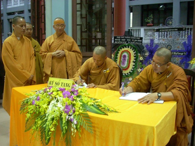 Chùm ảnh: Các đoàn viếng ĐLHT. Thích Từ Nhơn buổi chiều ngày thứ hai 27/4