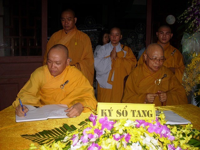 Chùm ảnh: Các đoàn viếng ĐLHT. Thích Từ Nhơn buổi chiều ngày thứ hai 27/4