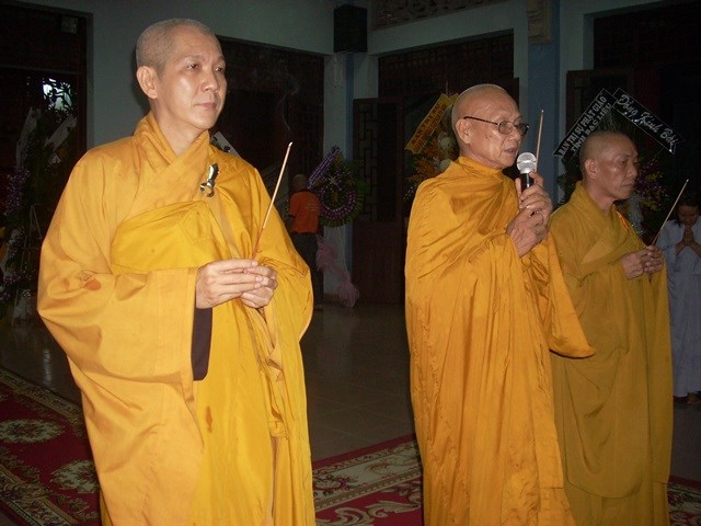 Chùm ảnh: Các đoàn viếng ĐLHT. Thích Từ Nhơn buổi chiều ngày thứ hai 27/4