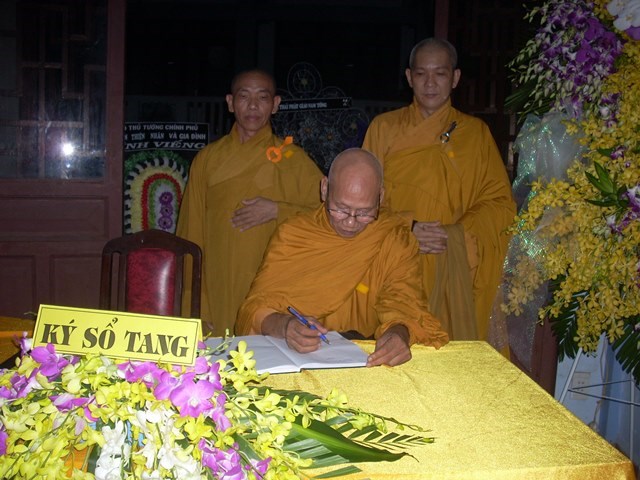 Chùm ảnh: Các đoàn viếng ĐLHT. Thích Từ Nhơn buổi chiều ngày thứ hai 27/4