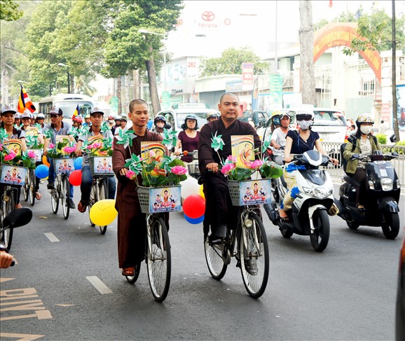 TP.HCM: Diễu hành xe đạp mừng Phật Đản