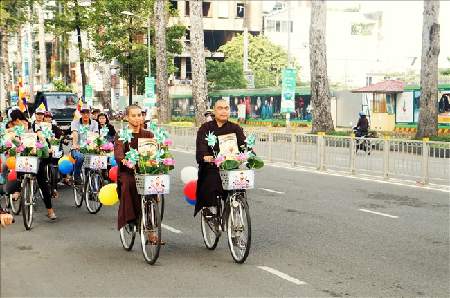 TP.HCM: Diễu hành xe đạp mừng Phật Đản