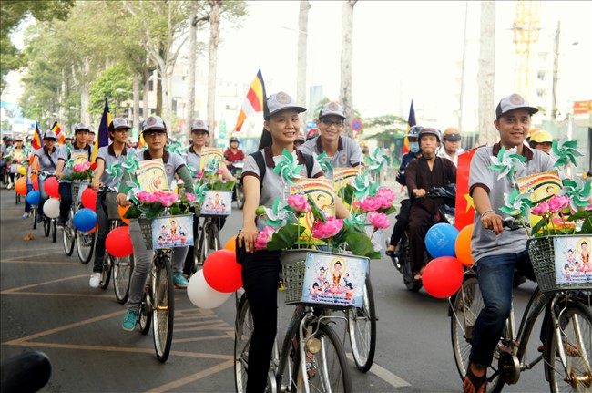 TP.HCM: Diễu hành xe đạp mừng Phật Đản