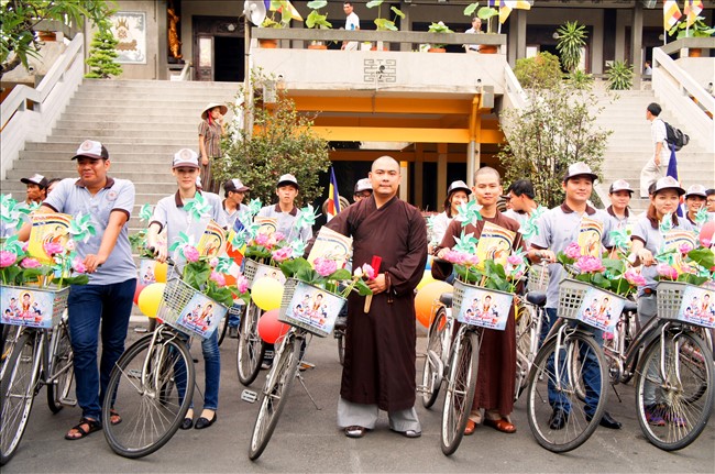 TP.HCM: Diễu hành xe đạp mừng Phật Đản